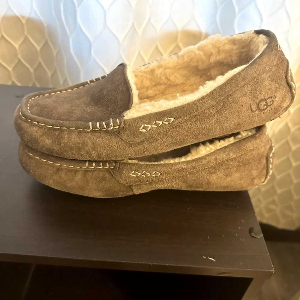 Women’s Ugg Moccasin Size 7 - Picture 3 of 4
